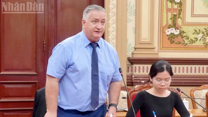 Ông Stephen Maxner, Giám đốc Trung tâm Việt Nam và Văn khố Sam Johnson, thuộc Đại học Công nghệ Texas chia sẻ ý kiến tại buổi làm việc.