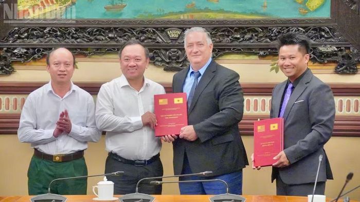 Đại diện Đại học Công nghệ Texas trao tặng báo cáo nghiên cứu tài liệu về thông tin liệt sĩ cho Ban Chỉ đạo 515 Thành phố Hồ Chí Minh.