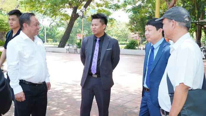 Đoàn công tác Đại học Công nghệ Texas đi thăm và thắp hương các anh hùng liệt sĩ tại Công viên Lê Thị Riêng.