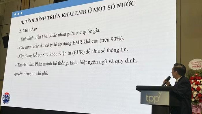 Các diễn giả trao đổi, thảo luận về chuyển đổi số và triển khai bệnh án điện tử trong các cơ sở khám, chữa bệnh tại Việt Nam.