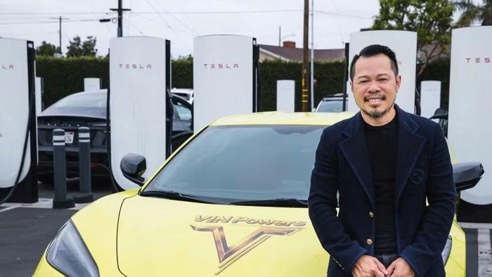 Giám đốc điều hành Vinpowers Mike Duong bên cạnh các trụ sạc nhanh Tesla.