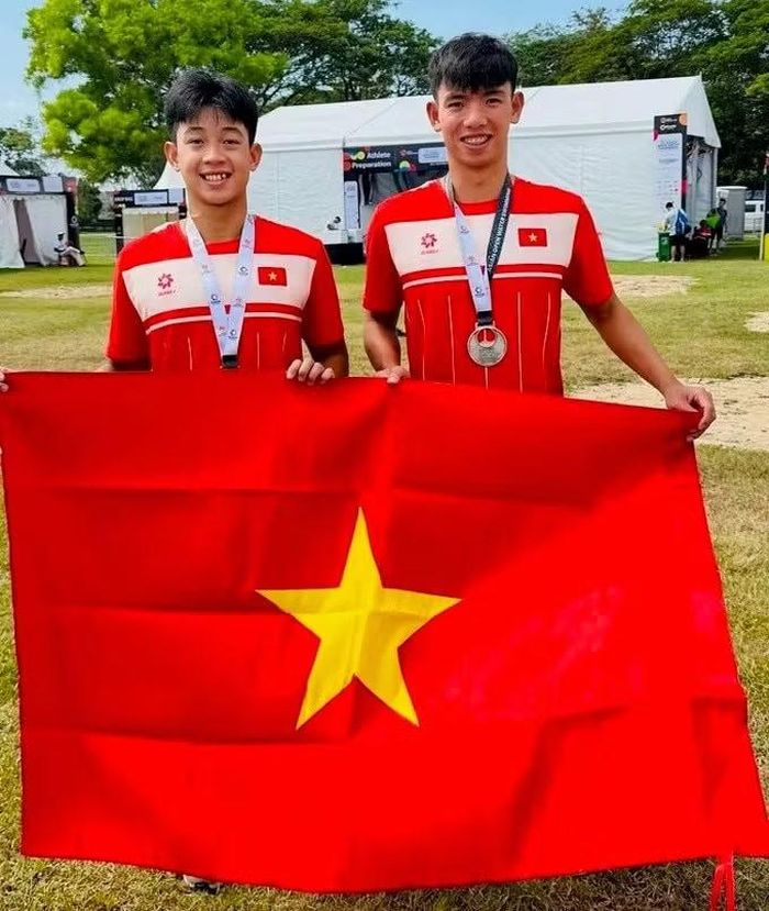 Mai Trần Tuấn Anh và Nguyễn Huy Hoàng giành huy chương tại Giải vô địch bơi mặt nước mở châu Á 2026. Ảnh: Hoài Việt