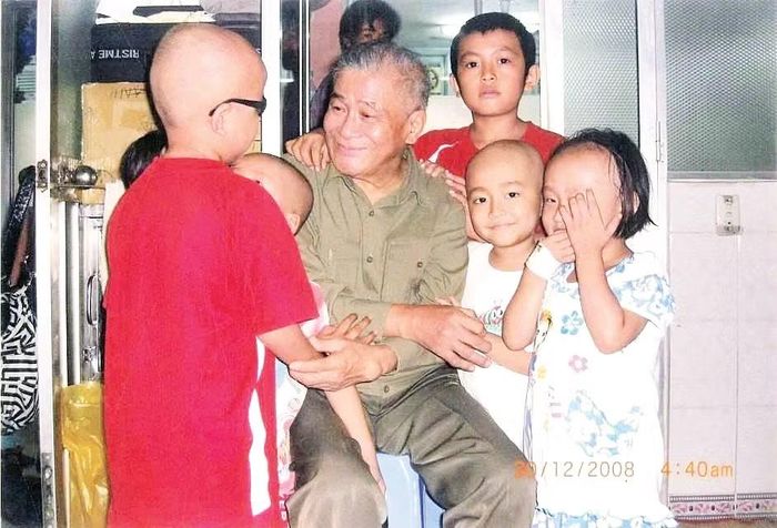 Có nhiều cái Tết, nhà văn Nguyễn Chí Trung chọn đến bệnh viện với các em nhỏ bị ung thư.