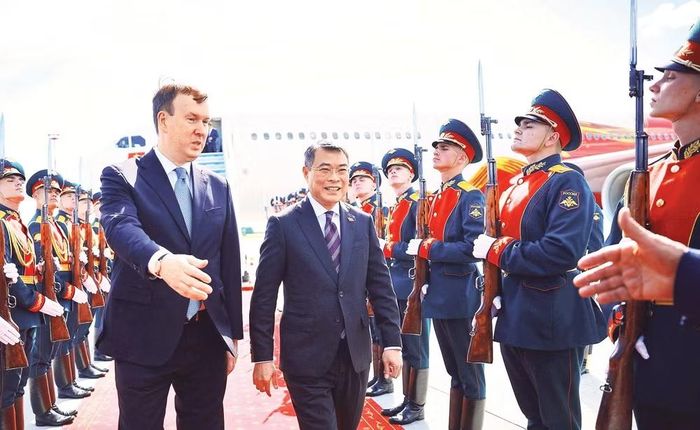 Lễ đón Thủ tướng Lê Minh Hưng đến thành phố Kazan, Cộng hòa Tatarsta, Liên bang Nga bắt đầu chuyến tham dự Hội nghị Cấp cao Kỷ niệm 35 năm quan hệ ASEAN - Nga. Ảnh: TTXVN