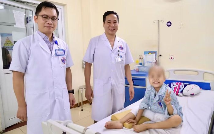 Bệnh nhi ung thư xương được thay khớp tăng trưởng nhân tạo đầu tiên tại Bệnh viện K.