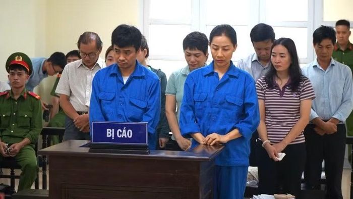 Các bị cáo nghe chủ tọa phiên tòa tuyên án.