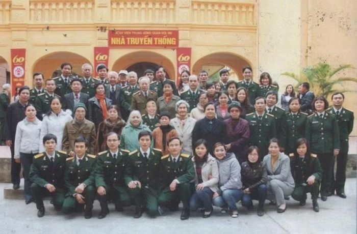 Đại tá, Giáo sư, Tiến sĩ, Thầy thuốc ưu tú Vũ Bằng Đình (1935-2026) - nguyên Giám đốc Bệnh viện Trung ương Quân đội 108 chụp ảnh cùng cán bộ bệnh viện.