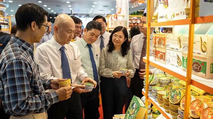 Các đại biểu và người tiêu dùng tham quan, tìm hiểu sản phẩm tại một gian hàng ở Trung tâm thương mại Centre Mall Võ Văn Kiệt.