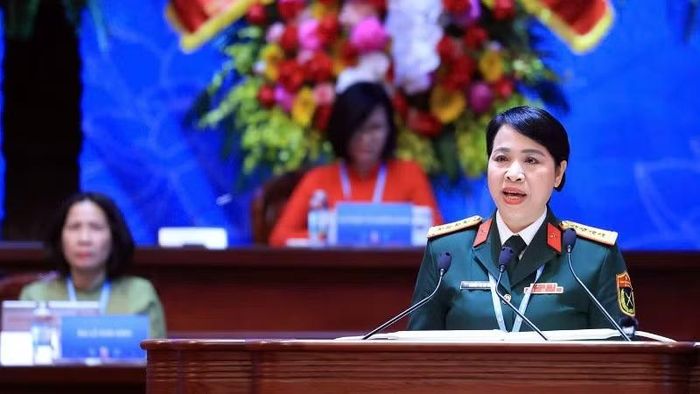 Đại tá Nguyễn Thị Thu Hiền, Trưởng ban Phụ nữ Quân đội, trình bày tham luận tại Đại hội.