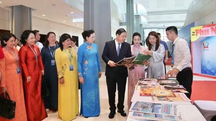 Phó Thủ tướng Thường trực Chính phủ Phạm Gia Túc cùng các đại biểu tham quan khu trưng bày.