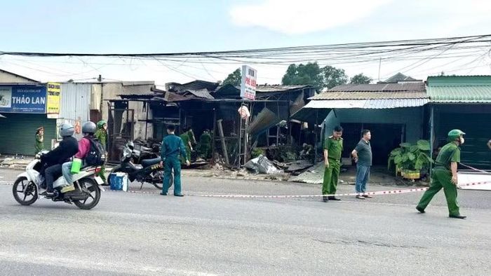 Lực lượng công an có mặt tại hiện trường điều tra làm rõ nguyên nhân.