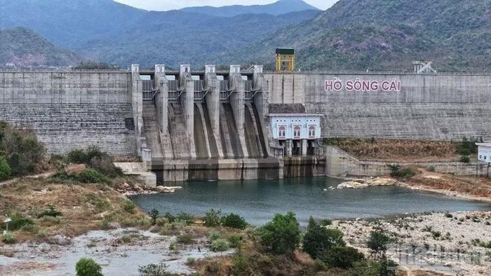 Hiện, hồ Sông Cái, xã Bác Ái Tây, tỉnh Khánh Hòa có năng lực chứa lớn nhất vùng phía nam, nhưng do địa phương chưa đầu tư đồng bộ hệ thống dẫn nước về vùng hạ du, cho nên nhiều vùng sản xuất nông nghiệp, khu công nghiệp và khu dân cư đang đối mặt với nguy cơ thiếu hụt nguồn nước nghiêm trọng mỗi khi mùa khô kéo dài.