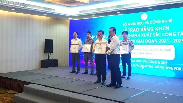 Thứ trưởng Khoa học và Công nghệ Phạm Đức Long tặng bằng khen của Bộ Khoa học và Công nghệ cho các cá nhân, đơn vị có thành tích xuất sắc thực hiện IPv6 For Gov.