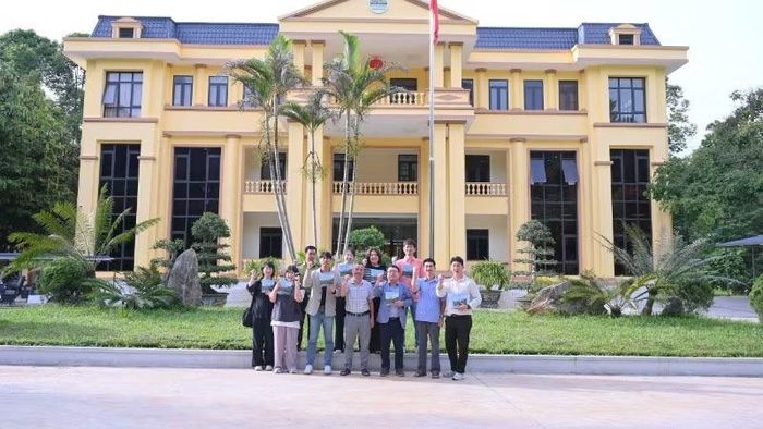 Các đại biểu chụp ảnh thể hiện cam kết bảo vệ môi trường và cứu hộ động vật hoang dã.