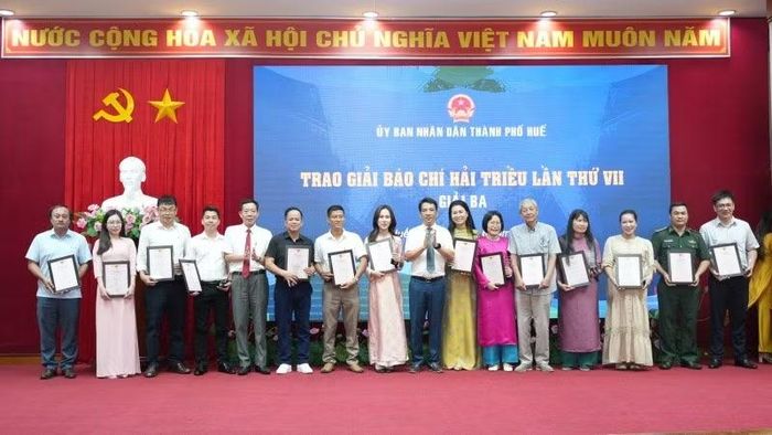 Lãnh đạo thành phố Huế trao giải Ba cho các tác giả, nhóm tác giả đạt giải.
