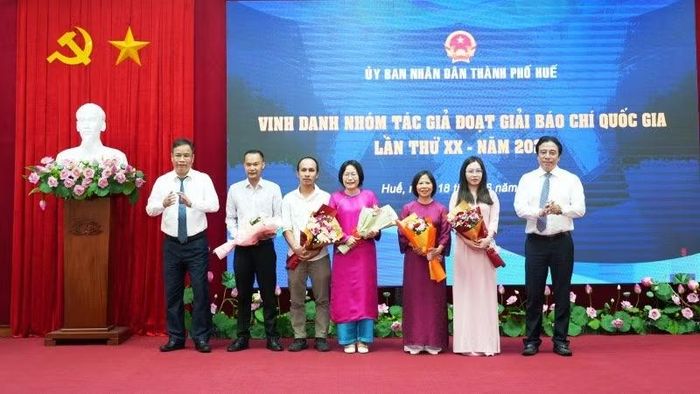 Lãnh đạo thành phố tặng hoa chúc mừng các nhóm tác giả của Báo và Phát thanh, Truyền hình Huế đã đạt giải Khuyến khích Giải Báo chí Quốc gia lần thứ XX-năm 2025.