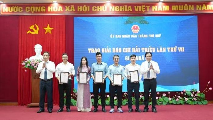 Nhóm tác giả của đơn vị Báo và Phát thanh, Truyền hình Huế với phóng sự “Giấc mơ… sổ đỏ”, đạt 1 trong 4 giải Nhất, đồng thời đạt giải Ba Giải Báo chí Quốc gia lần thứ XX-năm 2025.