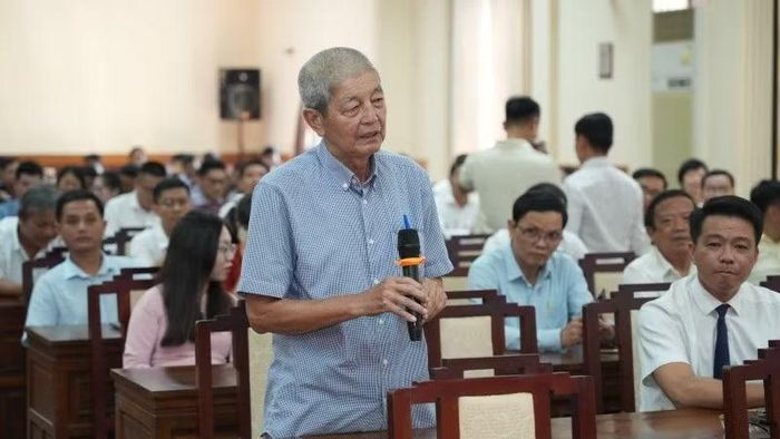 Nhà báo Hữu Thu, đại diện các nhà báo lão thành phát biểu góp ý tại buổi gặp.