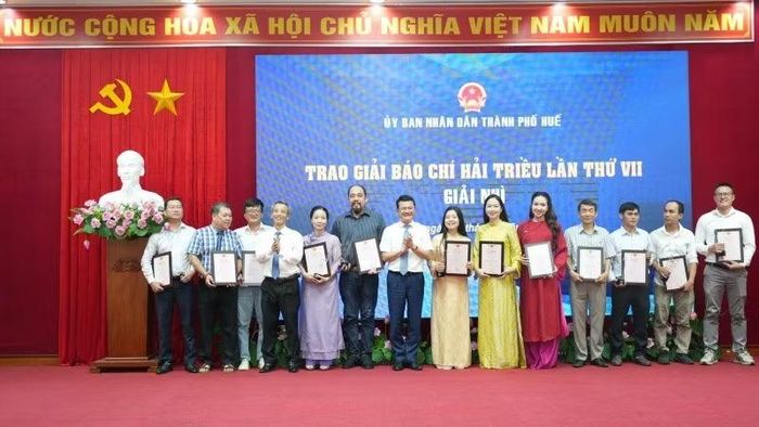 Ban tổ chức trao 7 giải Nhì cho các tác giả, nhóm tác giả.