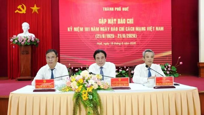 Lãnh đạo Thường trực Thành ủy, Ủy ban nhân dân cùng Ban Tuyên giáo và Dân vận Thành ủy Huế chủ trì buổi gặp mặt Kỷ niệm 101 năm Ngày Báo chí Cách mạng Việt Nam.