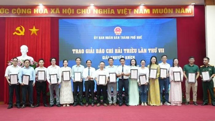 Ban tổ chức Giải Báo chí Hải Triều lần thứ VII trao thưởng cho các nhóm tác giả có tác phẩm báo chí đạt giải.