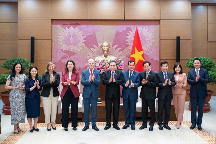 Chủ tịch Quốc hội Trần Thanh Mẫn và Đại sứ Canada Jim Nickel với các đại biểu tại cuộc tiếp.