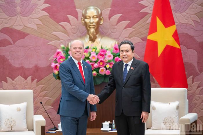 Chủ tịch Quốc hội Trần Thanh Mẫn và Đại sứ Canada Jim Nickel.