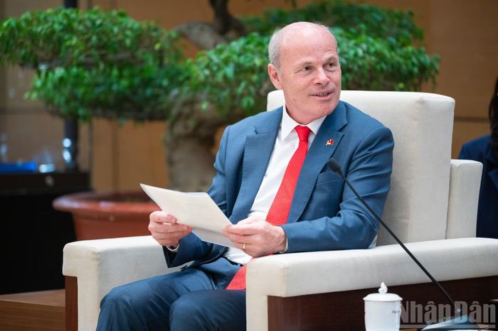 Đại sứ Canada Jim Nickel phát biểu tại cuộc tiếp.