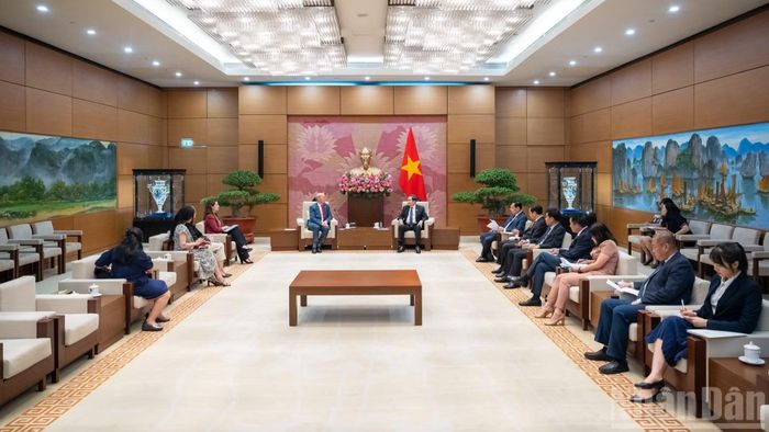 Chủ tịch Quốc hội Trần Thanh Mẫn tiếp Đại sứ Canada Jim Nickel nhân dịp đến nhận nhiệm vụ bắt đầu nhiệm kỳ công tác tại Việt Nam.