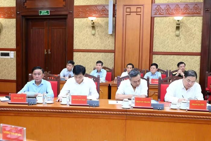 Thường trực Ban Bí thư Trần Cẩm Tú và các đồng chí lãnh đạo tham dự phiên họp. (Ảnh: ĐĂNG KHOA)