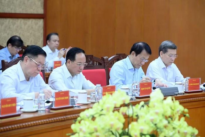 Các đồng chí lãnh đạo tham dự phiên họp. (Ảnh: ĐĂNG KHOA)