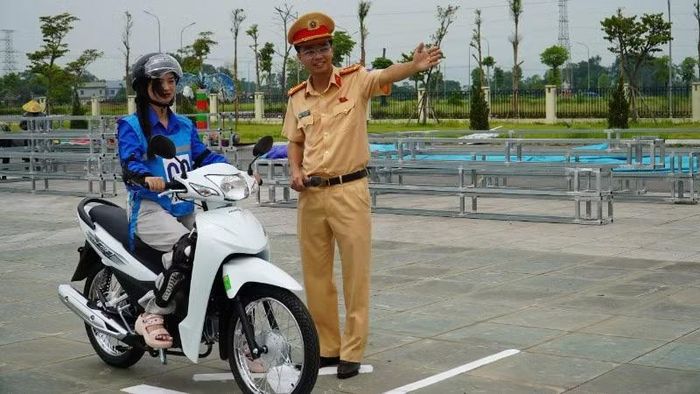 Lực lượng Cảnh sát giao thông hướng dẫn các thao tác kiểm tra an toàn khi lên xe chuẩn bị khởi hành.
