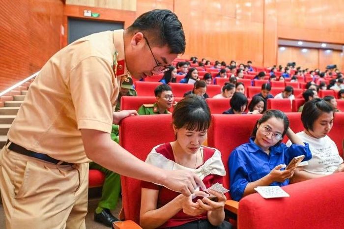 Cán bộ Phòng Hướng dẫn, tuyên truyền, điều tra, giải quyết tai nạn giao thông, Cục Cảnh sát giao thông hướng dẫn người dân truy cập phần mềm kiểm tra kiến thức pháp luật về giao thông để đánh giá hiệu quả công tác tuyên truyền.