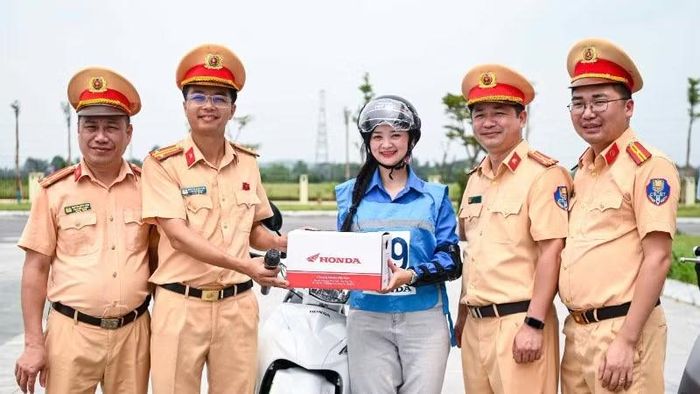 Cục Cảnh sát giao thông trao tặng mũ bảo hiểm đạt chuẩn cho thí sinh xuất sắc tại phần thi sa hình thực tế.