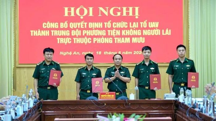 Lãnh đạo Bộ đội Biên phòng tỉnh Nghệ An trao quyết định nhân sự đối với Trung đội phương tiện không người lái.