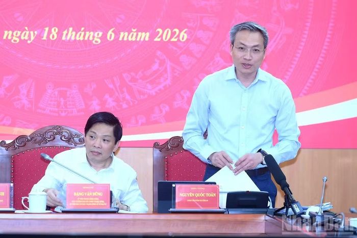 Đồng chí Thiếu tướng Nguyễn Quốc Toản thông tin về phương thức, thủ đoạn mới trong các vụ án tham nhũng, lãng phí, tiêu cực thời gian qua. (Ảnh: ĐĂNG KHOA)