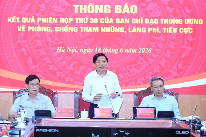 Đồng chí Đặng Văn Dũng phát biểu tại cuộc họp báo. (Ảnh: ĐĂNG KHOA)