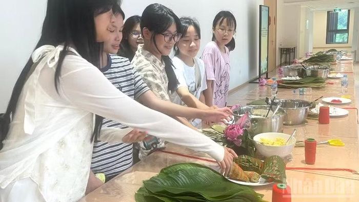 Trải nghiệm làm bánh ú.