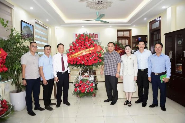 Chủ tịch Ủy ban nhân dân tỉnh Tuyên Quang Phan Huy Ngọc tặng hoa chúc mừng Văn phòng Đại diện Báo Nhân Dân tại Tuyên Quang.