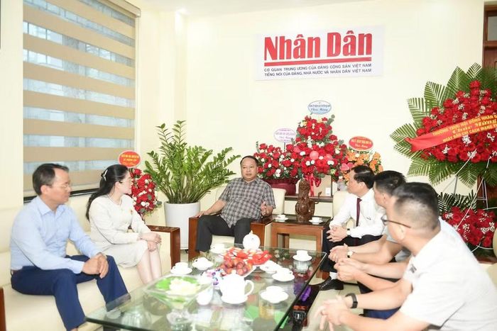 Chủ tịch Ủy ban nhân dân tỉnh Tuyên Quang Phan Huy Ngọc thăm, chúc mừng Văn phòng Đại diện Báo Nhân Dân tại Tuyên Quang.