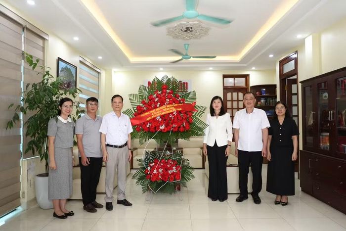 Phó Chủ tịch Hội đồng nhân dân tỉnh Tuyên Quang Phạm Thị Minh Xuân tặng hoa chúc mừng Văn phòng Đại diện Báo Nhân Dân tại Tuyên Quang.