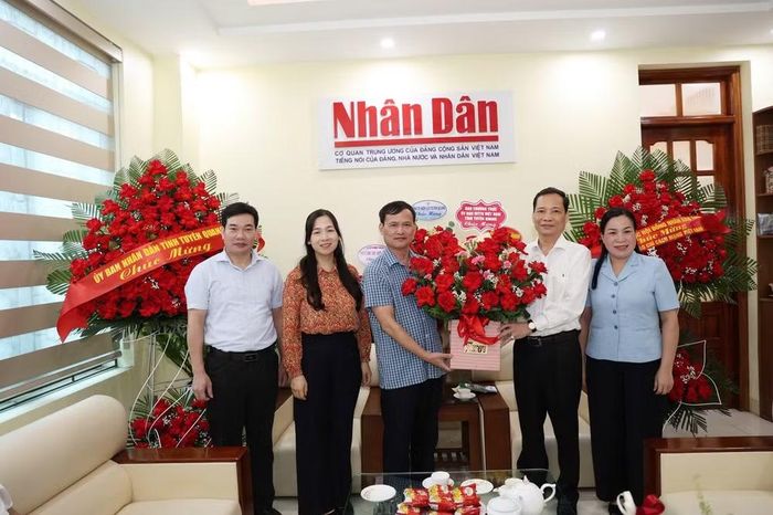 Các đồng chí lãnh đạo Ủy ban Mặt trận Tổ quốc Việt Nam tỉnh Tuyên Quang chúc mừng Văn phòng Đại diện Báo Nhân Dân tại Tuyên Quang.