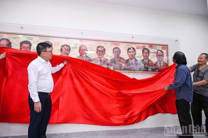Bức tranh đặc biệt vẽ các Tổng Biên tập của Báo Nhân Dân qua các thời kỳ.