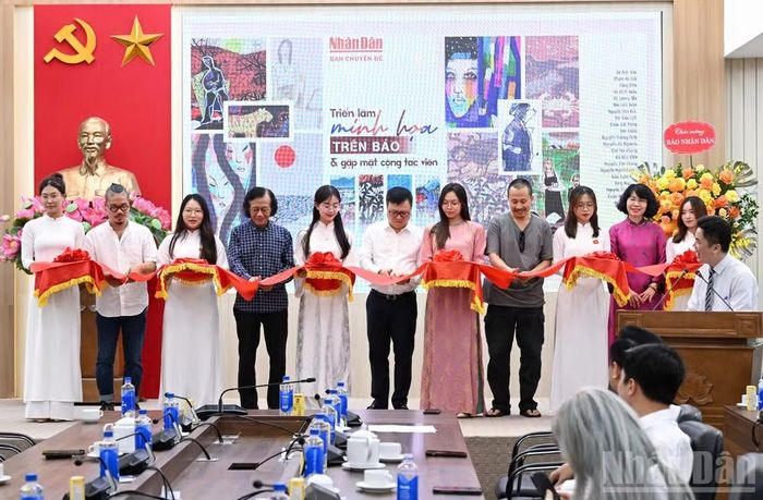 Các đại biểu cắt băng khai mạc triển lãm.