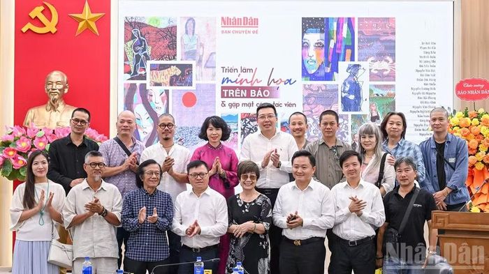 Các đại biểu tại lễ khai mạc Triển lãm "Minh họa trên báo". (Ảnh: THÀNH ĐẠT)