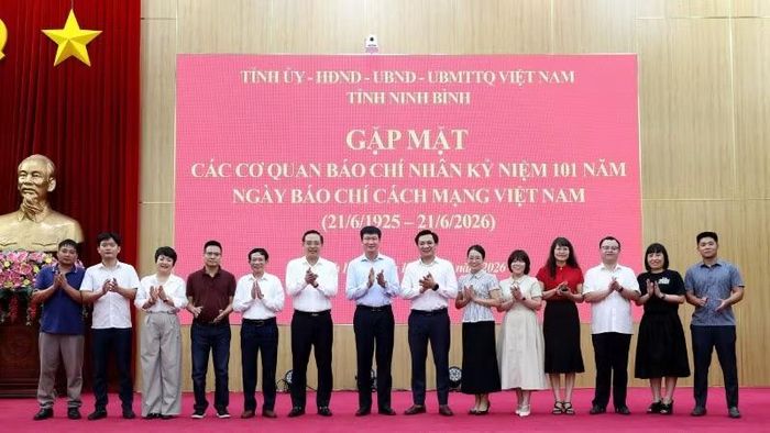 Lãnh đạo tỉnh Ninh Bình chụp hình lưu niệm cùng đại diện các cơ quan báo chí Trung ương trên địa bàn.