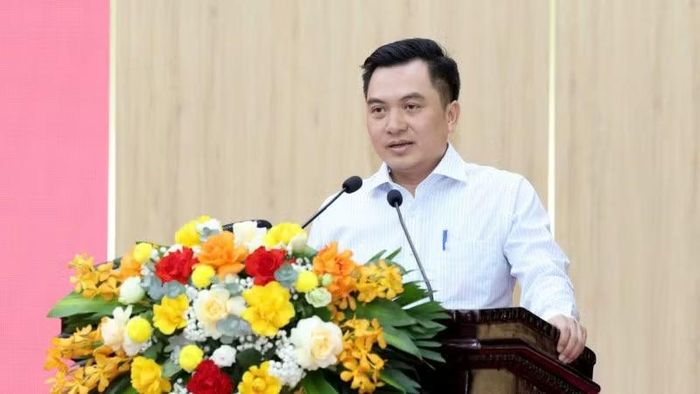 Đồng chí Vũ Văn Lúa, Trưởng Văn phòng đại diện Báo Nhân Dân tại Ninh Bình phát biểu tại hội nghị.