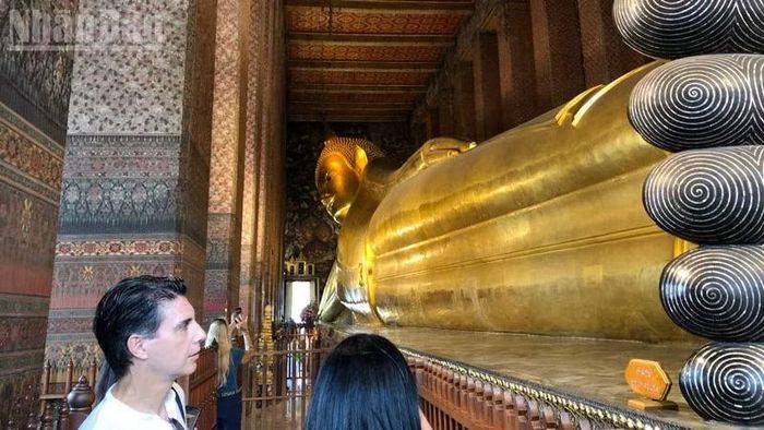 Tượng Phật nằm tại Wat Pho được mạ vàng và chạm khắc tinh xảo ở lòng bàn chân. (Ảnh: MINH THẮNG)