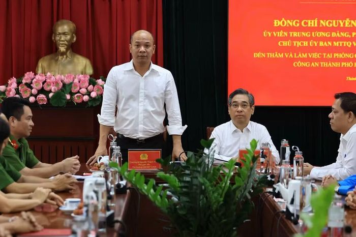 Lãnh đạo Công an Thành phố Hồ Chí Minh báo cáo công tác ra quân cao điểm với lãnh đạo Thành ủy Thành phố.