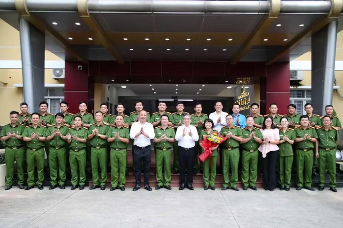 Các đại biểu chụp hình lưu niệm tại buổi làm việc.